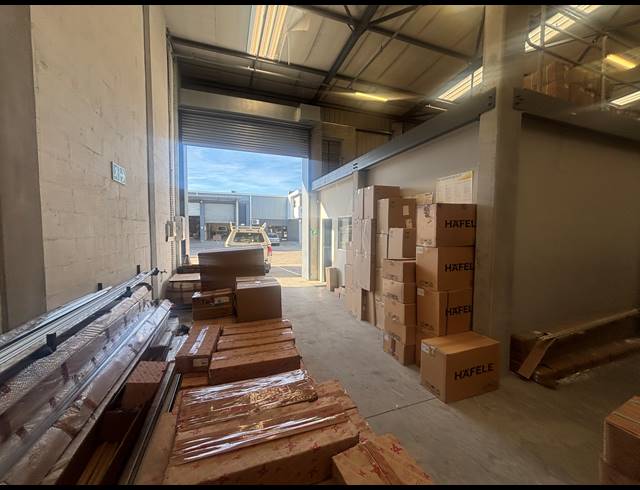 550M² WAREHOUSE TO LET IN STIKLAND INDUSTRIAL